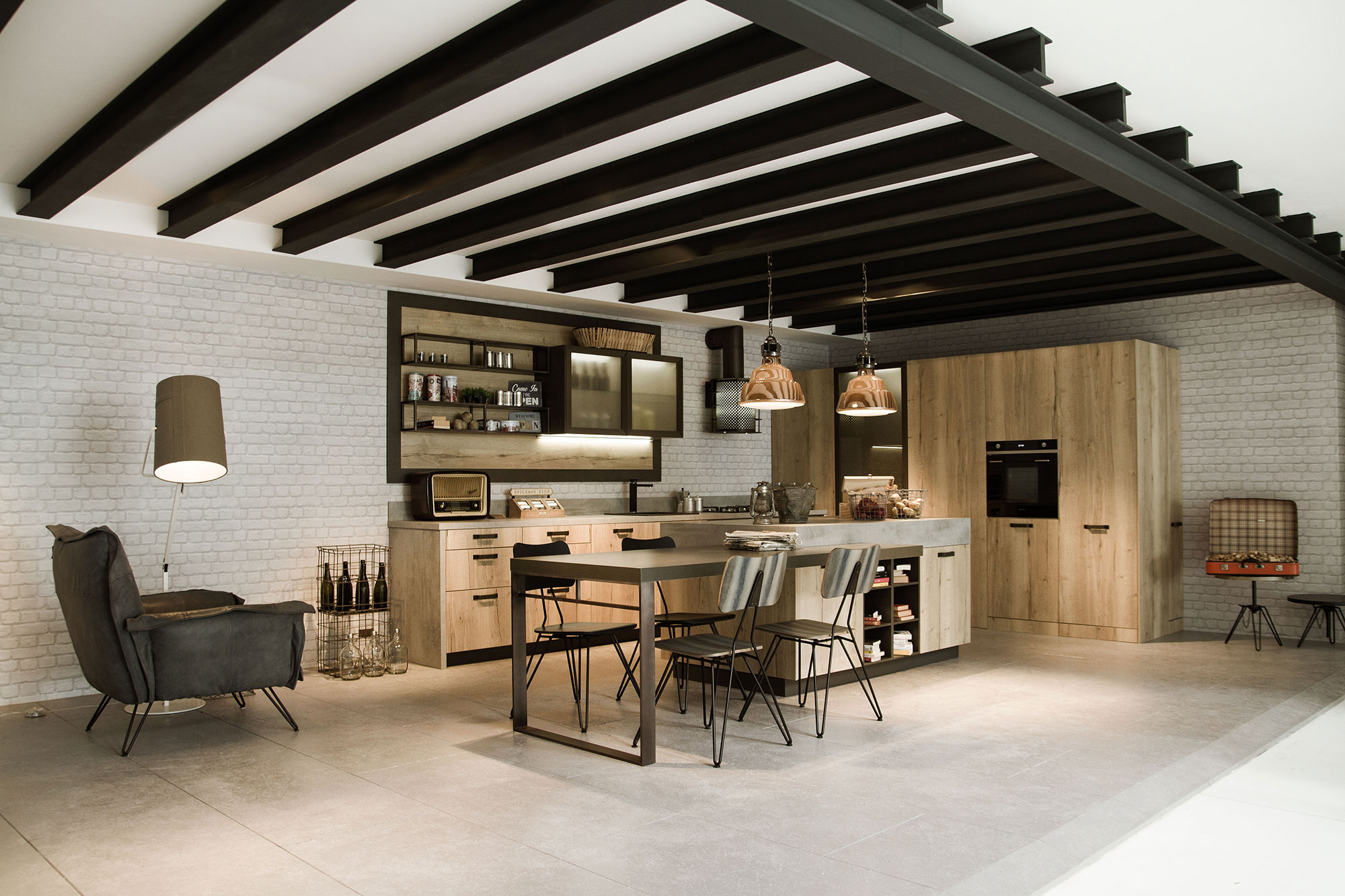 Дизайн кухни в производственном стиле с железными балками на потолке