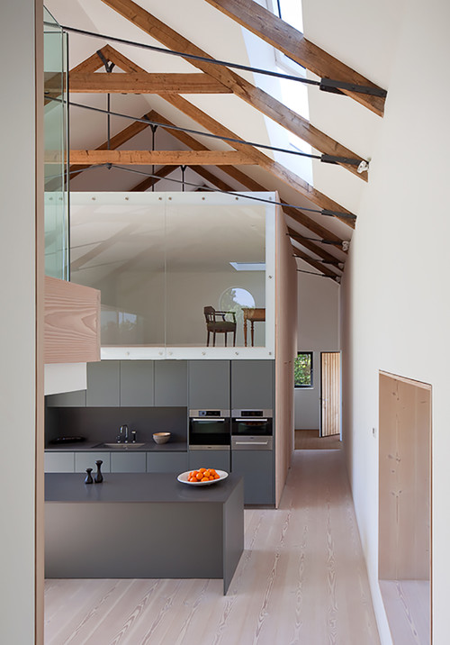 Кухня с деревянными перекрытиями на потолке